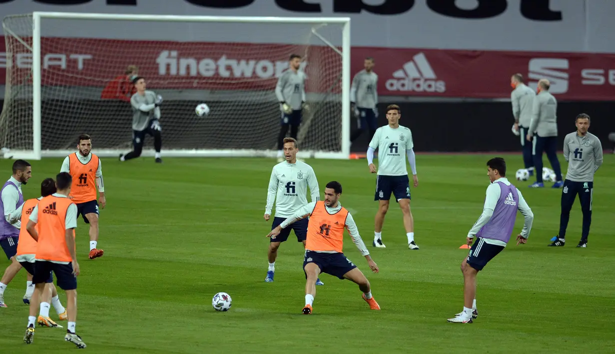Pelatih Timnas Spanyol, Luis Enrique, memperhatikan pemainnya saat sesi latihan jelang menghadapi Jerman pada laga lanjutan Grup 4 UEFA Nations League di Stadion De La Cartuja, Selasa (17/11/2020). Spanyol akan berhadapan dengan Jerman. (AFP/Cristina Quicler)