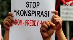 Anggota SOKSI kubu Ali Wongso Sinaga menunjukkan poster saat unjuk rasa di depan Gedung Ditjen AHU Kemenkumham, Jakarta, Kamis (14/9). Mereka menuntut Dirjen AHU Freddy Harris berlaku adil terhadap situasi di tubuh SOKSI. (Liputan6.com/Johan Tallo)