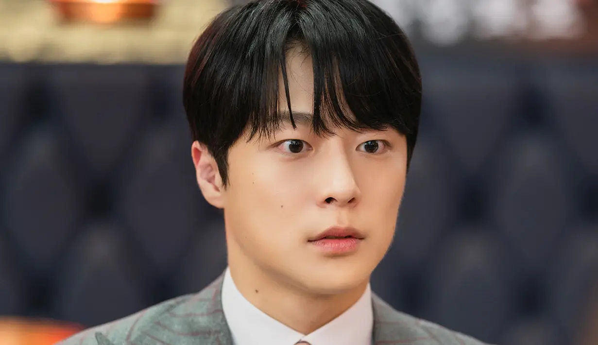 <p>Saat syuting, Lee Se Young selalu membuat terkesan dengan aura cerahnya, sementara Bae In Hyuk dengan sempurna menggambarkan kecemburuan karakternya melalui ekspresi wajah yang beragam.</p>