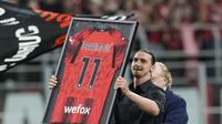 Zlatan Ibrahimovic memutuskan untuk pensiun dari sepak bola dalam usia 41 tahun. AC Milan menjadi klub terakhir yang dibela dalam sepanjang karier luar biasa striker asal Swedia itu. (AP Photo/Antonio Calanni)