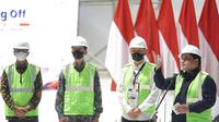 Menteri BUMN Erick Thohir mendampingi Presiden Joko Widodo dalam seremoni penutupan atap (topping off) stadion Indoor Multifunction Stadium (IMS) di kawasan Gelora Bung Karno (GBK), Jakarta