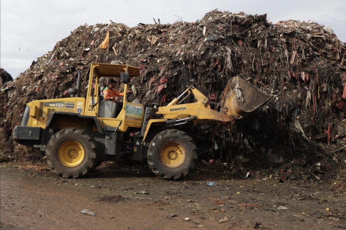Penampakan Tumpukan Sampah Sampai Diangkut Ekskavator di Pasar Induk Kramat Jati