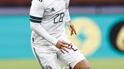 Gelandang Meksiko Rodolfo Pizarro menggiring bola selama pertandingan melawan Belanda pada laga persahabatan di Johan Cruyff Arena di Amsterdam (7/10/2020). Meksiko menang 1-0 atas Belanda. (AFP/ANP/Maurice Van Steen)