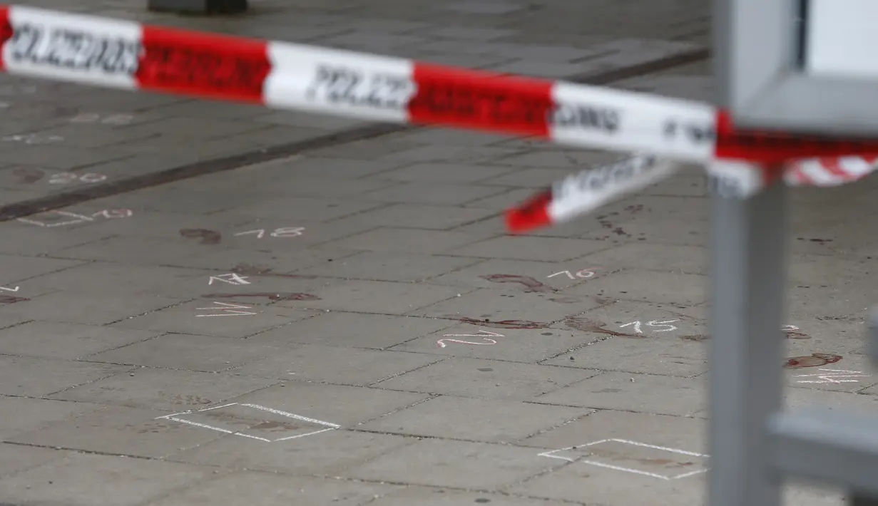 Jejak-jejak kaki dengan darah ditandai di lokasi penusukan di sebuah stasiun kereta di Grafing, Munich, Jerman selatan, Selasa (10/5). Satu orang tewas dan tiga lainnya terluka dalam serangan pisau yang dilakukan oleh seorang pria (REUTERS/Michaela Rehle)