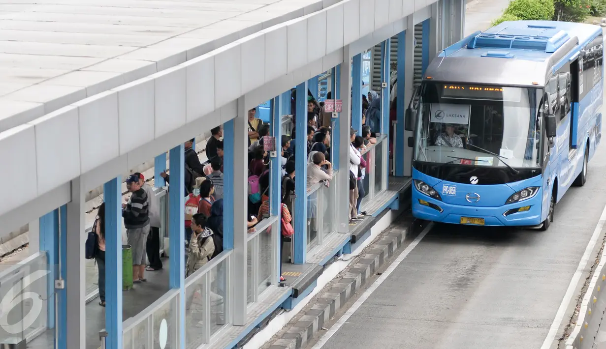 Bus Transjakarta melintas di Jalan Jendral Sudirman, Jakarta, Jumat (30/12). Rencananya pada malam tahun baru, bus Transjakarta akan beroperasi hingga pukul 02.00 WIB di semua koridor. (Liputan6.com/Yoppy Renato)