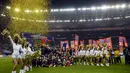 Seluruh pemain dan staf PSG merayakan kemenangan mereka, usai menjuarai Piala Liga Perancis, Sabtu (19/4/2014) (AFP Photo/Franck Fife).