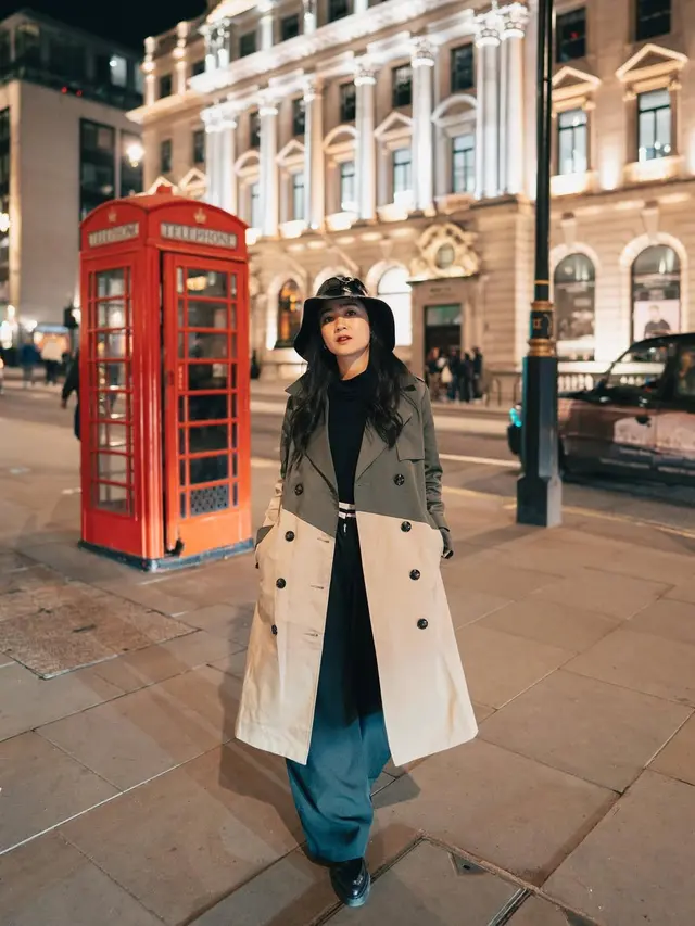 Potret Febby Rastanty Padu Padankan Long Coat Saat Berlibur ke Luar Negeri, Stylish dan Elegan
