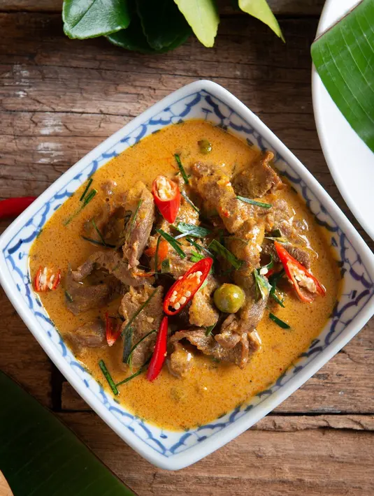 Gunakan santan kelapa segar untuk membuat gulai kambing Jawa yang enak. Racikan bumbu rempahnya pun makin menambah cita rasanya./Copyright Shutterstock.com
