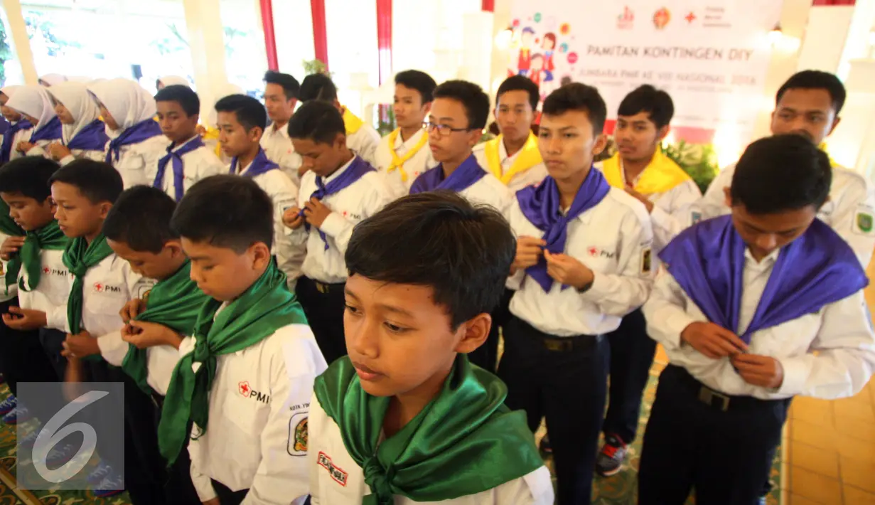 Kontingen PMR DIY mengenakan shal saat mengikuti pemberangkatan Jumbara VIII di bangsal Kepatihan, Yogyakarta, Selasa, (19/7). Jumbara PMR tingkat nasional VIII akan di gelar di Sulawesi Selatan, 25 hingga 31 Juli 2016. (Liputan6.com/Boy Harjanto)