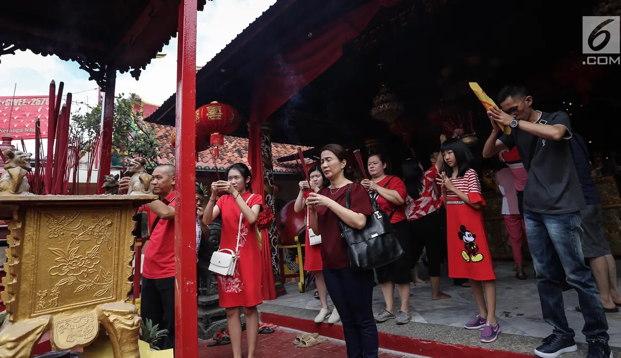 Warga keturunan Tionghoa bersembahyang pada perayaan Tahun Baru Imlek 2570 di Vihara Boen Tek Bio, Pasar Lama, Tangerang, Selasa (5/2). Tahun Baru Imlek 2570 digunakan warga keturunan Tionghoa untuk memanjatkan doa yang baik. (Liputan6.com/Fery Pradolo)