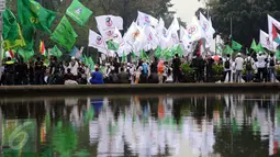 Ratusan massa aksi damai berkumpul di sekitar BundaranPatung Arjuna Wijaya, Jakarta, Jumat (4/11). Massa berkumpul untuk melakukan aksi di depan Istana Negara menuntut penegakan hukum kasus dugaan penistaan agama. (Liputan6.com/Helmi Fithriansyah)