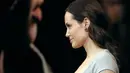 Setelah gugatan cerai diajukan Angelina Jolie, hubungannya dengan Brad Pitt memang tak lagi damai. Keduanya menghadapi proses cerai penuh dengan perseteruan, terlebih soal hak asuh anak. (AFP/Bintang.com)