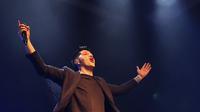 Meski dijadwalkan 20.00 WIB, konser The Script sedikit tertunda. Kendati demikian, tak mengurangi kebahagiaan para penonton. (Bambang E. Ros/Bintang.com)