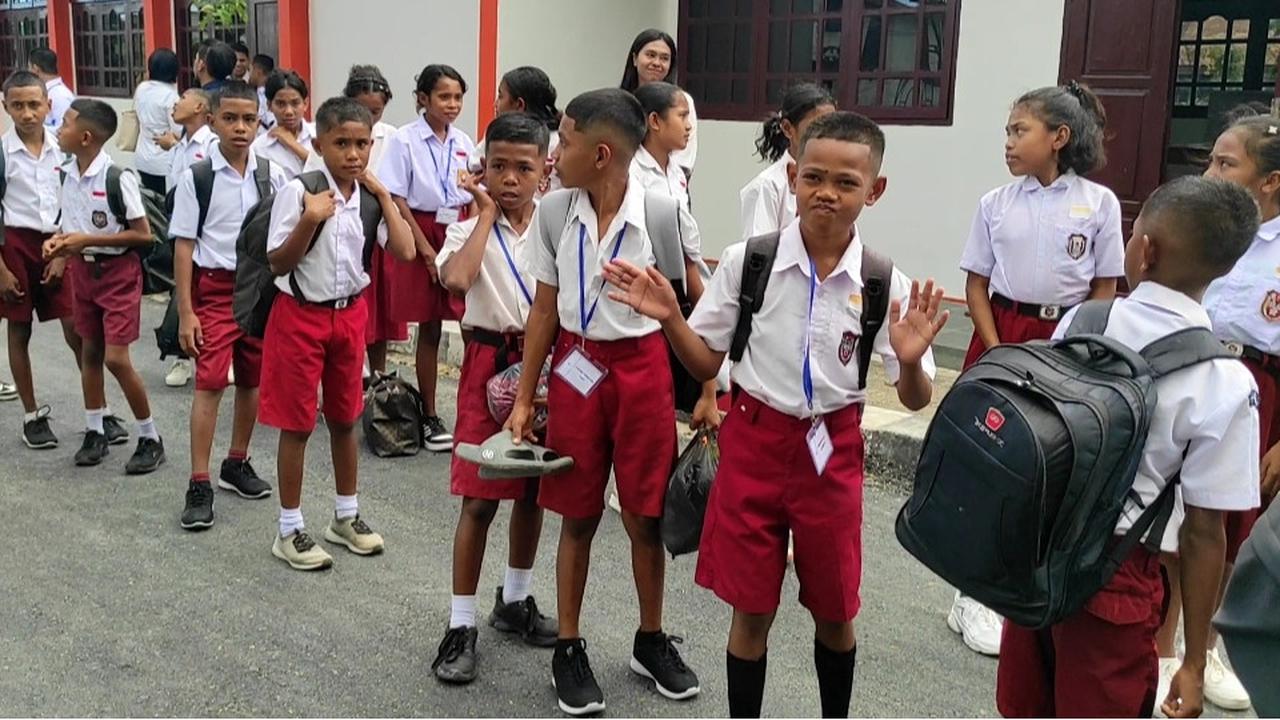 Bawa Kresek Besar, Potret Cerianya Anak di Kupang Masuk Sekolah Rakyat