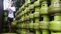 Pekerja menurunkan tabung gas LPG 3 kilogram (kg) dari truk di Jakarta, Rabu (16/12/2020). PT Pertamina (Persero) memperkirakan kebutuhan gas elpiji 3 kg naik menjadi 7,50 juta metrik ton pada 2021. (Liputan6.com/Angga Yuniar)