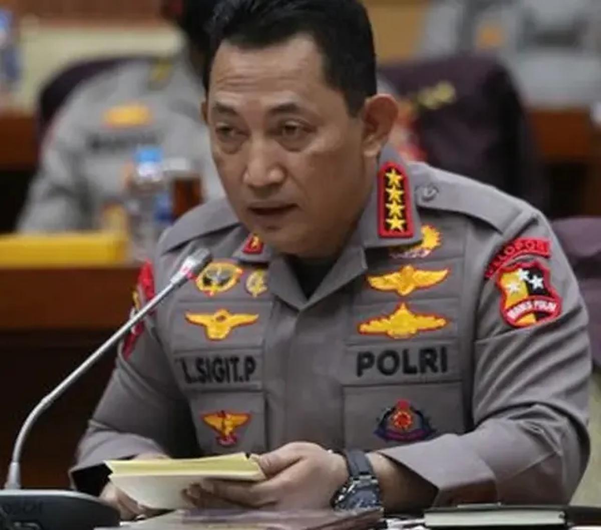 Namun demikian, Kapolri belum bisa bicara banyak terkait perkara ini. Dia berjanji segala perkembangan yang telah dikantongi polisi akan disampaikan.
