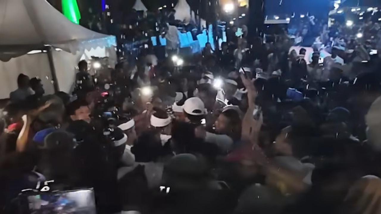VIDEO: Dakiman Minta Maaf Hingga Sujud Usai Siram Air ke Gubernur Dedi Mulyadi