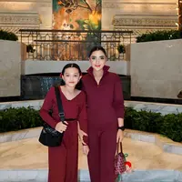 Dalam momen kerja bareng terbaru, Ashanty dan Arsy tampil serasi dalam nuansa merah maroon yang langsung memancarkan kesan hangat, berkelas, sekaligus festive, sempurna untuk inspirasi gaya akhir tahun. [@ashanty_ash].