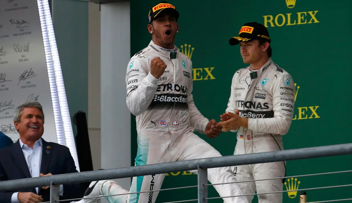 Pembalap Mercedes, Lewis Hamilton bersorak usai memenangkan Grand Prix F1 Amerika Serikat di Sirkuit The Americas, Minggu (25/10). Ini merupakan gelar juara dunia ketiga bagi Hamilton setelah sebelumnya diraih pada 2008 dan 2014. (REUTERS/Adrees Latif)