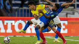 Penyerang Kolombia Luis Diaz (14) dan gelandang Brasil Fred berebut bola pada Kualifikasi Piala Dunia 2022 zona Amerika Selatan di Stadion Roberto Melendez, Senin (11/10/2021) dinihari WIB. Brasil ditahan Kolombia 0-0. (AP Photo/Fernando Vergara)