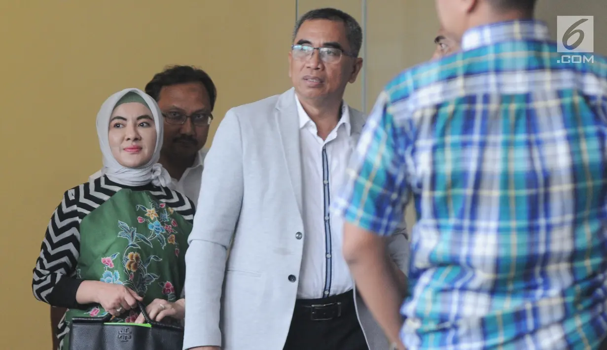 Ekspresi Dirut Pertamina Nicke Widyawati (kiri) usai menjalani pemeriksaan oleh penyidik di Gedung KPK, Jakarta, Senin (10/6/2019). Nicke diperiksa sebagai saksi untuk tersangka mantan Dirut PLN Sofyan Basir terkait kasus dugaan suap proyek pembangunan PLTU Riau-1. (merdeka.com/Dwi Narwoko)
