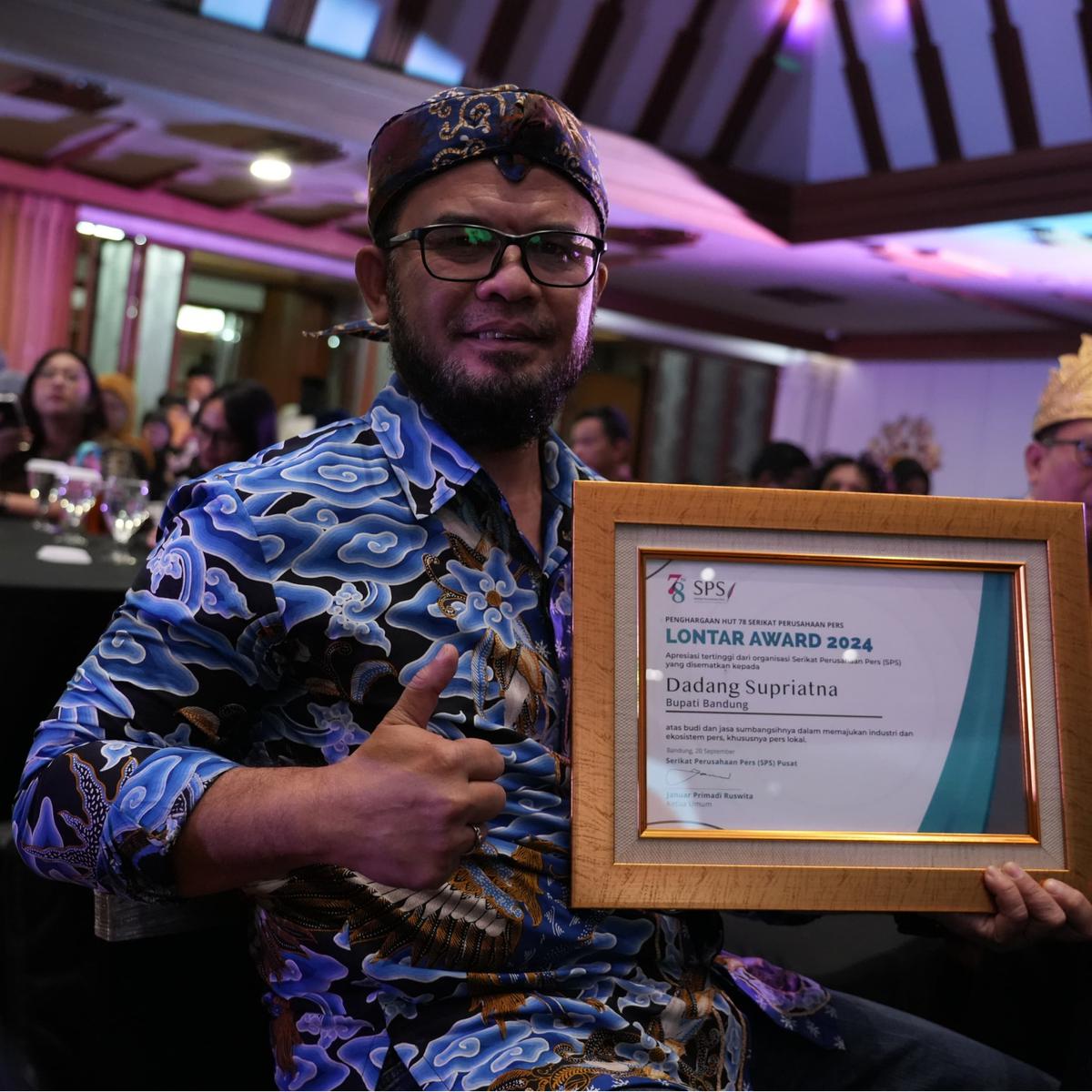 Bupati Bandung Dadang Supriatna yang Diwakili oleh Kadiskominfo Yosep Nugraha Menerima Penghargaan Lontar Award