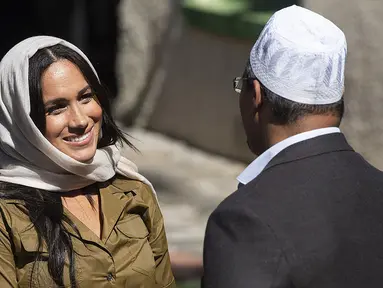 Duchess of Sussex Meghan Markle berbincang dengan seorang pria saat mengunjungi Masjid Auwal, Cape Town, Afrika Selatan (24/9/2019). Meghan tampil cantik berkerudung saat mengunjungi masjid pertama dan tertua di Afrika Selatan tersebut. (AFP Photo/David Harrison)