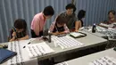 Wanita belajar membuat kaligrafi di pusat Layanan Komunitas Korea di New York, (10/8). Sekitar 1,7 juta keturunan Korea tinggal di AS-diaspora Korea terbesar kedua di dunia setelah China. (AFP Photo/Don Emmert)