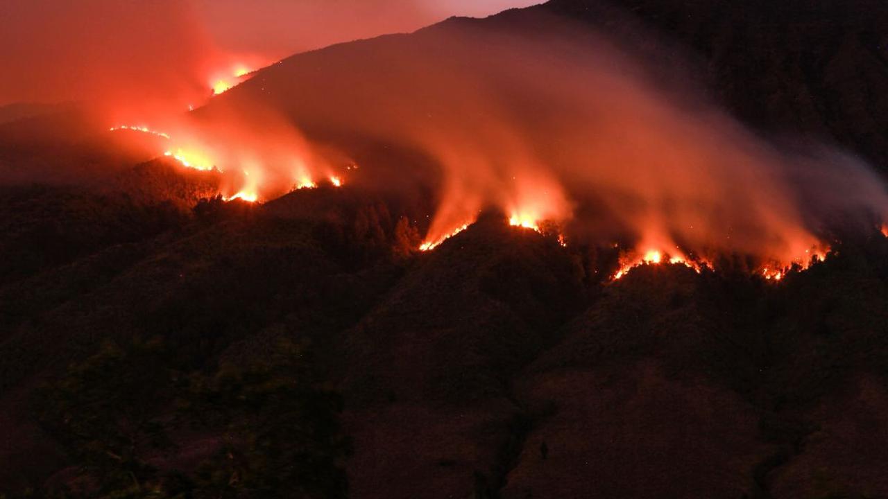 Kebakaran hutan dan lahan (karhutla) hingga kini masih terjadi di kawasan Gunung Bromo, Jawa Timur.<br><br>Kobaran api yang muncul sejak beberapa hari yang lalu itu terlihat masih membara di Taman Nasional Bromo Tengger Semeru.