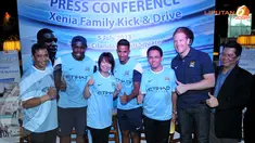 Micah Richards dan Scott Sinclair foto bersama dengan para penggemar Manchester City Indonesia (Liputan6.com/Helmi Fithriansyah)