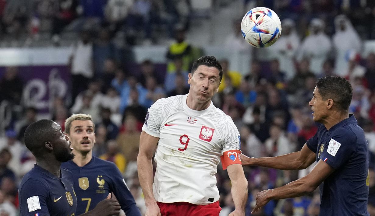 Polandia dipastikan tersingkir di babak 16 besar Piala Dunia 2022 usai menelan kekalahan 1-3 dari Prancis dalam laga ynag digelar di Al Thumama Stadium, Doha, Qatar, Minggu (4/12/2022) malam WIB. (AP/Natacha Pisarenko)