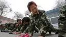 Para siswa yang notabene pecandu dunia maya menerima hukuman dengan berolahraga ala kemiliteran selama berada di Pusat Pendidikan Qide, Beijing, 19/2/2014. (REUTERS/Kim Kyung-Hoon)