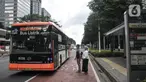 Warga saat akan menaiki bus listrik Transjakarta di Jalan Jenderal Sudirman, Jakarta, Senin (20/2/2023). Dinas Perhubungan (Dishub) DKI Jakarta akan melakukan pengadaan 120 bus listrik untuk Transportasi Jakarta (Transjakarta) pada tahun ini. (merdeka.com/Iqbal S Nugroho)
