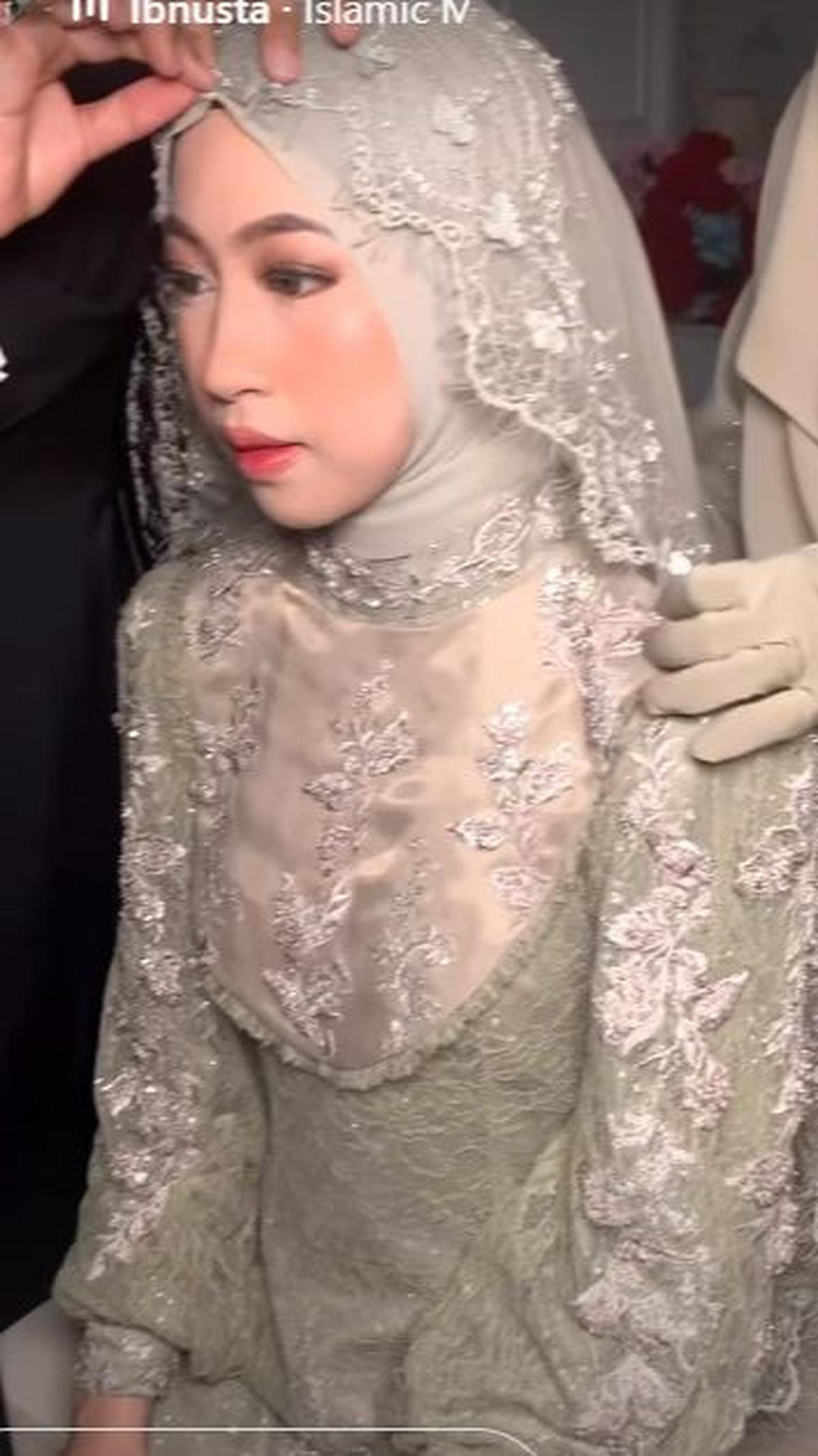 Pada momen sakral itu, Adiba nampak mengenakan kebaya modern perpaduan warna hijau dan silver.