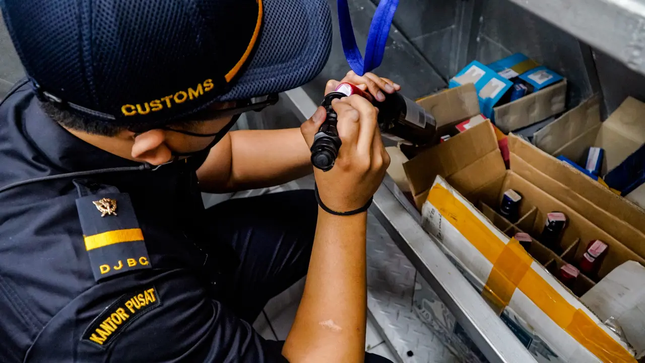 Petugas Bea Cukai tengah melakukan pemeriksaan penemuan rokok ilegal di sejumlah tempat, dalam Operasi Gempur Rokok Ilegal. (Istimewa)