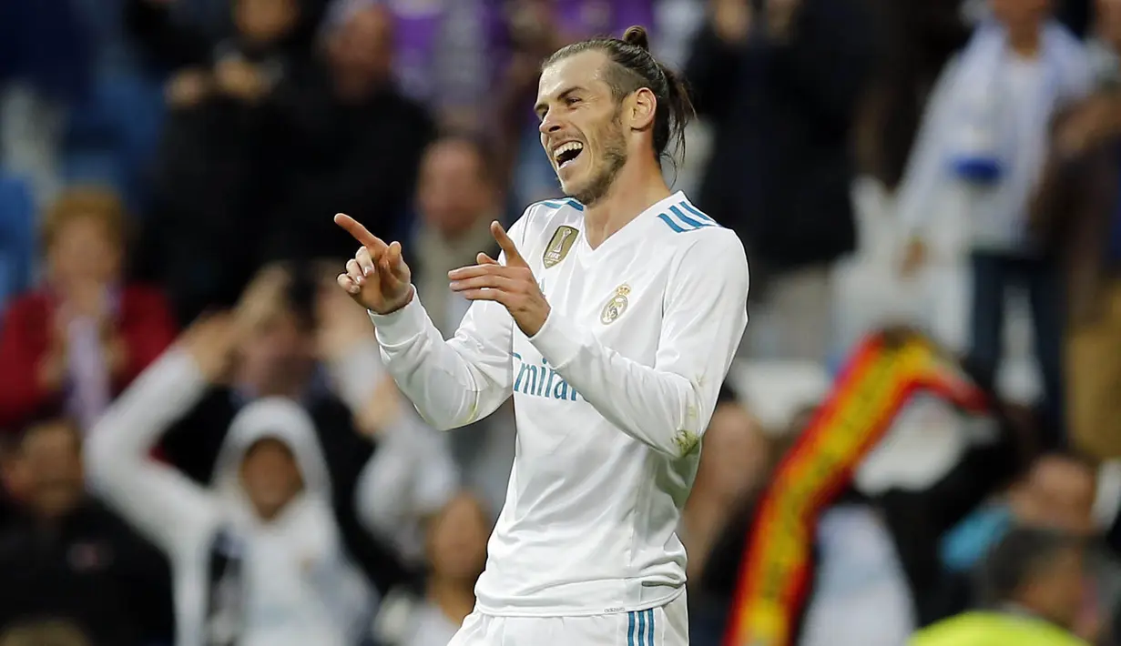Striker Real Madrid, Gareth Bale, melakukan selebrasi usai mencetak gol ke gawang Celta Vigo pada laga La Liga di Stadion Santiago Bernabeu, Sabtu (12/5/2018). Real Madrid menang 6-0 atas Celta Vigo. (AP/Paul White)