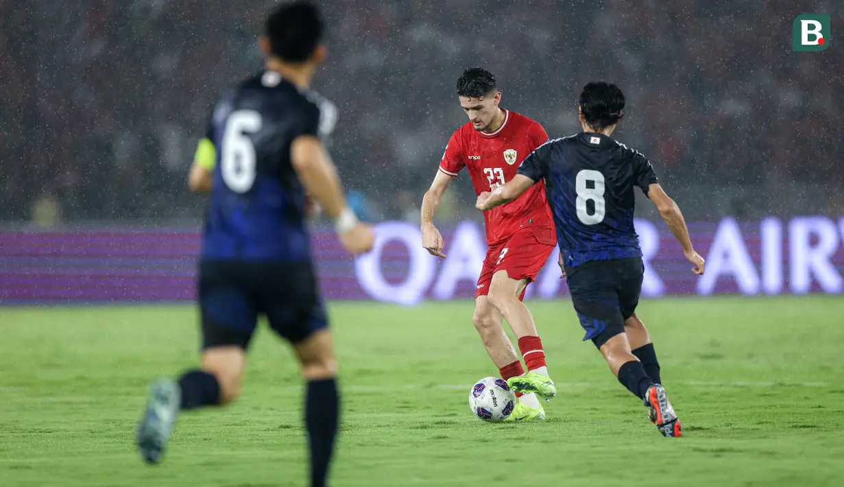 Pemain Timnas Indonesia, Justin Hubner (tengah) mengontrol bola dibayangi pemain Jepang, Takumi Minamino pada laga lanjutan putaran ketiga Grup C Kualifikasi Piala Dunia 2026 di Stadion Utama Gelora Bung Karno (SUGBK), Senayan, Jakarta, Jumat (15/11/2024). (Bola.com/Bagaskara Lazuardi)