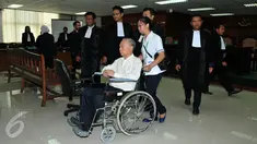 Terdakwa Komisaris PT Bursa Berjangka Jakarta (BBJ) Hassan Widjaja menjalani sidang putusan Majelis Hakim Tipikor, Jakarta, Senin (28/9/2015). Hassan divonis 2 tahun penjara dan denda Rp 100 juta subsidair 3 bulan kurungan. (Liputan6.com/Andrian M Tunay)