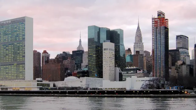 (bangunan berwarna putih memanjang) Markas PBB di New York (Wikimedia Commons)
