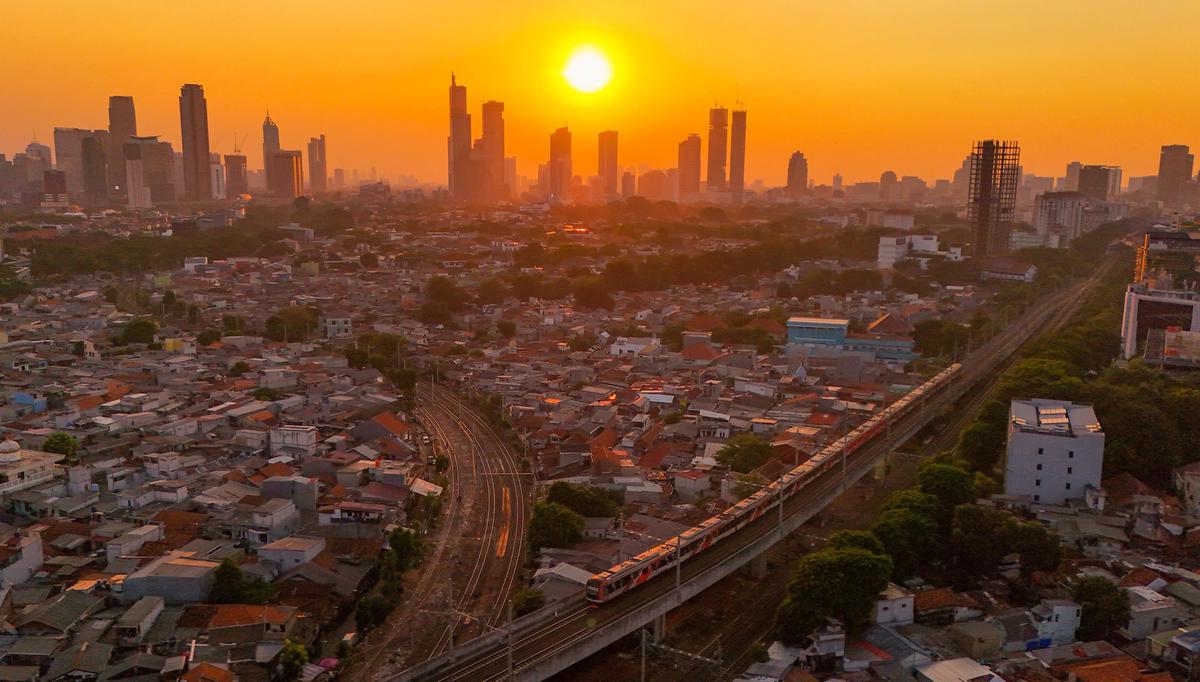 Keindahan Senja di Atas Langit Jakarta