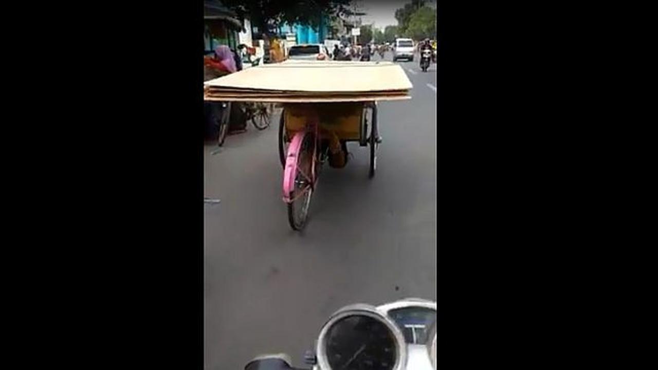 Tak Biasa, Lihat Cara Pria Ini Kendarai Becak