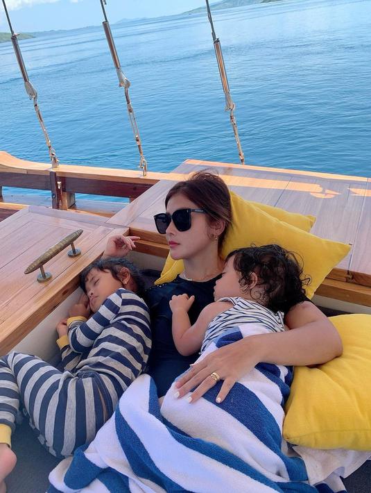 Liburan mengajak buah hati tentu menjadi sebuah tantangan tersendiri bagi para orang tua. Terkadang harus selalu sabar dalam mengurus anak agar tetap nyaman dan tidak rewel saat menjalani liburan. Apalagi liburannya cukup jauh sampai Labuan Bajo. Terlihat dalam momen liburannya ini ia pun tetap tampil santai saat mengurus buah hatinya yang lelah saat liburan. (Liputan6.com/IG/@eva_anindita_zachrie)