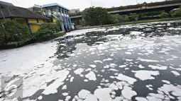 Limbah busa menutupi permukaan air di Kali Ancol, Jakarta, Selasa (16/2). Buruknya tata kelola air di Ibukota menjadi penyebab kondisi Kali Ancol selalu dipenuhi limbah busa, yang merupakan indikator pencemaran air. (Liputan6.com/Immanuel Antonius)