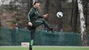 Pemain AC Milan, Zlatan Ibrahimovic, menendang bola saat melakukan latihan bersama klub Swedia Hammarby di Stockholm, Swedia, Senin (13/4/2020). Ibrahimovic yang sedang berada di kampung halaman menyempatkan diri berlatih sepak bola meski di tengah wabah virus corona. (AFP/Henrik Montgomery)