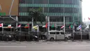 Deretan bendera negara-negara kontestan Asian Games 2018 yang terpasang menggunakan bambu di pagar pembatas Jalan Pluit Selatan Raya, Jakarta, Kamis (19/7). Pemasangan bendera yang diikat di tiang bambu menjadi kontroversi. (Liputan6.com/Arya Manggala)