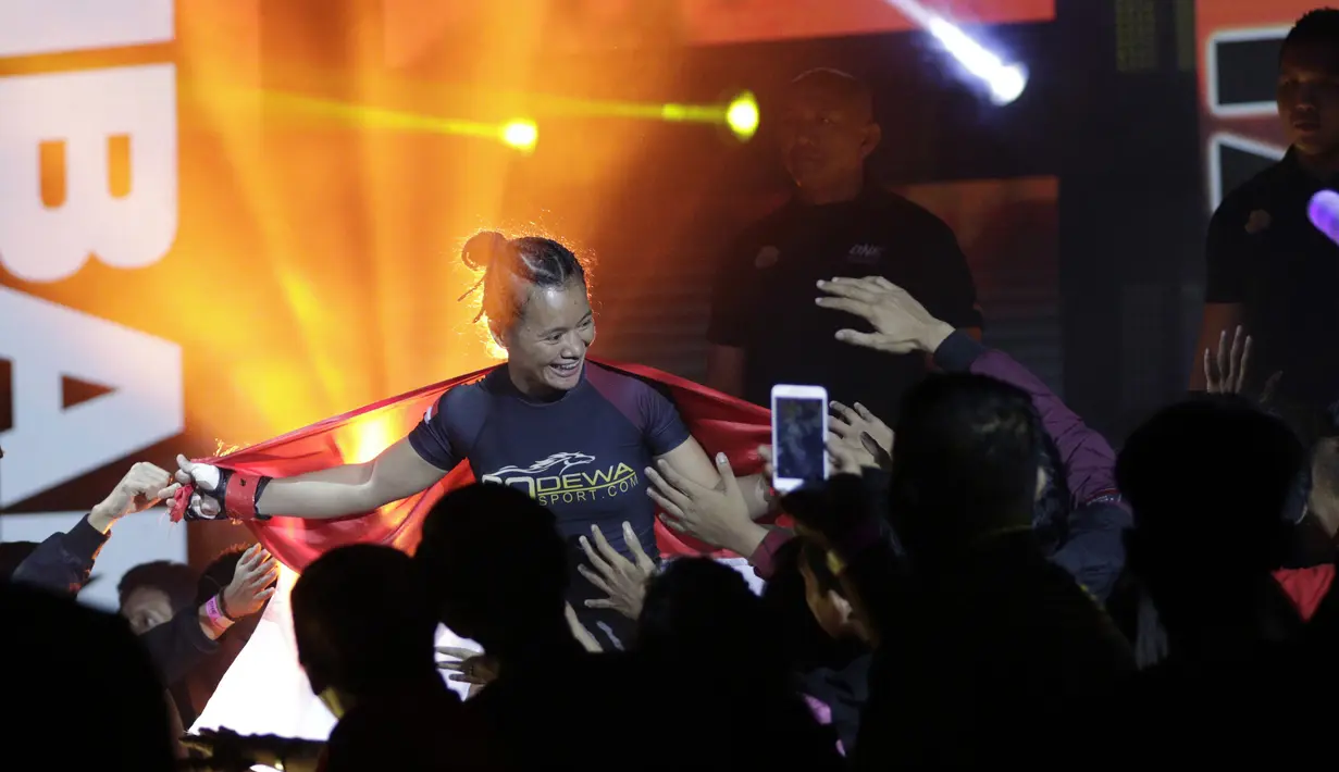 Petarung Indonesia, Priscilla Lumban Gaol, bersiap melawan petarung India, Puja Tomar, saat bertarung pada laga ONE Championship di Istora Senayan, Jakarta, Sabtu (19/1). Priscilla kalah dari Puja. (Bola.com/M. Iqbal Ichsan)
