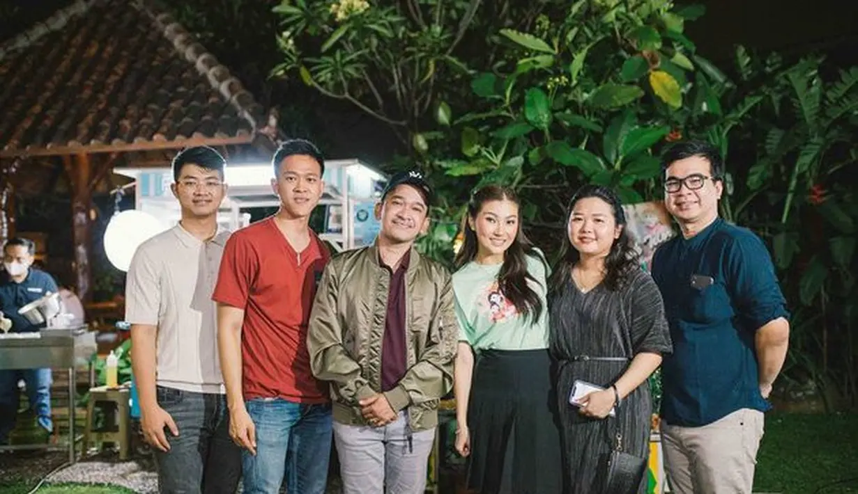 Menariknya, penampilan Sarwendah di hari ulang tahunnya ini sukses mencuri perhatian netizen. Apalagi dengan OOTD yang ia pakai kala itu. (instagram.com/ruben_onsu)