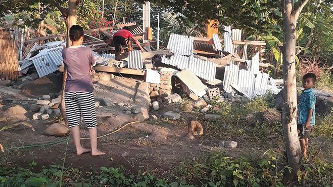 Rereuntuhan bangunan rumah setelah gempa tektonik berkekuatan magnitudo 6,4 mengguncang Lombok, Sumbawa, dan Bali, Minggu (29/7). (HO/NUSA TENGGARA BARAT DISASTER MITIGATION AGENCY/AFP)