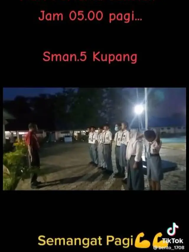 Masih Gelap Gulita, Ini 7 Potret Guru dan Murid di NTT yang Masuk Sekolah Jam 5 Pagi