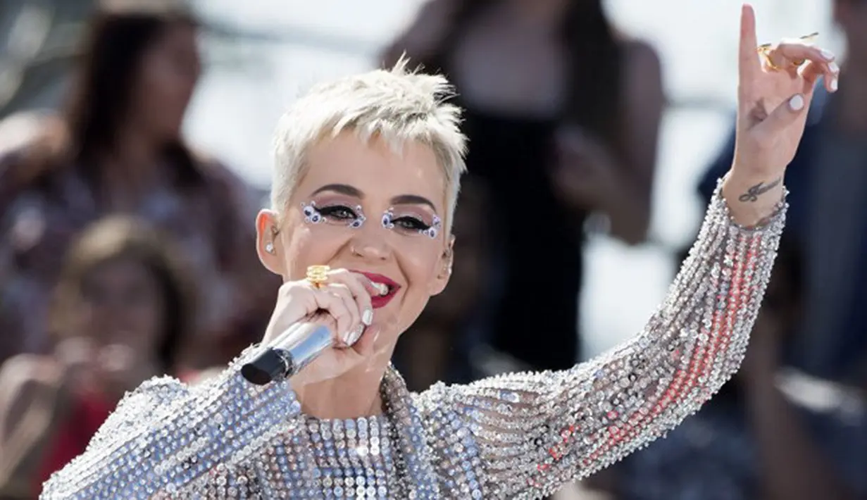 Penyanyi fenomenal seperti Katy Perry memang diketahui memiliki penggemar yang cukup banyak. Tak hanya di dunia nyata, penggemarnya pun juga banyak terlihat dalam dunia maya. (AFP/Bintang.com)